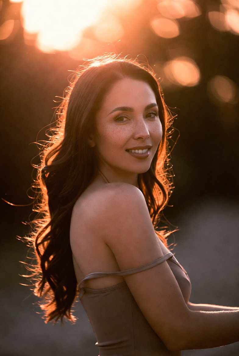 Portrait d'une femme souriante baignée de lumière chaude
